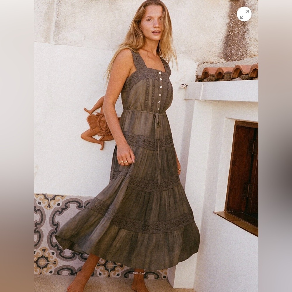 A classic vintage-inspired bohemian midi dress with delicate lace trim detail.